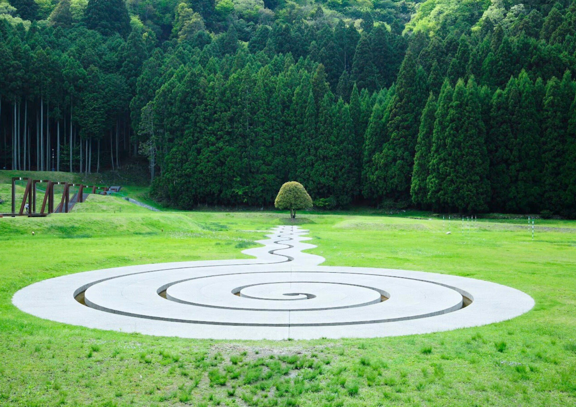 室生寺の五重塔または芸術の森のモニュメント