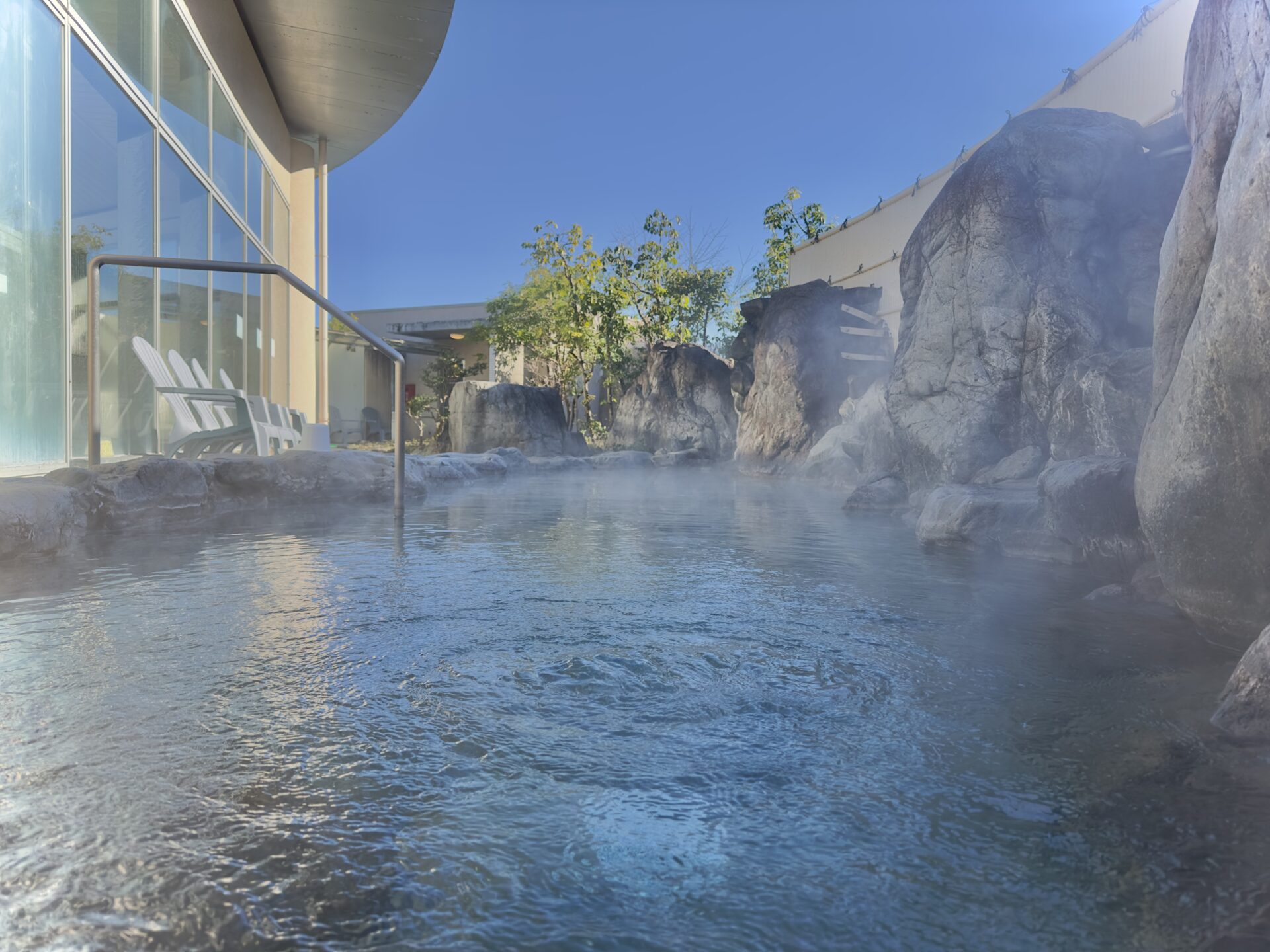 あきののゆの外観または開放的な浴槽